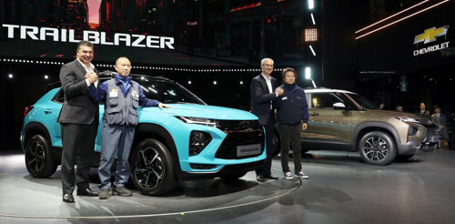 카허 카젬 한국지엠(GM) 사장(왼쪽부터)과 김성갑 한국GM 노조 지부장 등 관계자들이 16일 인천 파라다이스시티 크로마에서 열린 '트레일블레이저' 출시행사'에서 기념촬영을 하고 있다. <연합뉴스>